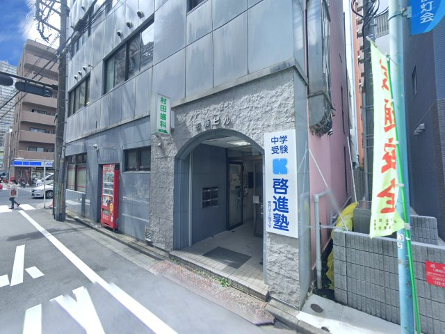布施ビルのエントランス