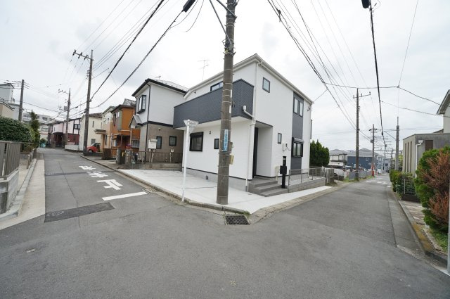【横浜市瀬谷区瀬谷２丁目12-1新築戸建て】★仲介手数料無料★（瀬谷小学校・瀬谷中学校）】の前面道路含む現地写真