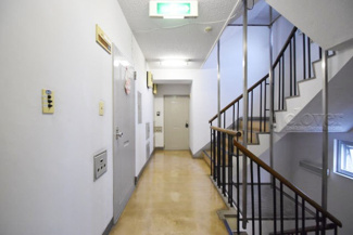 【その他共用部分】 | 風雨が入ってこない内廊下設計。雨の日に体が濡れないという以外にも、共用部の劣化が進みにくいため、修繕の負担が軽くなるのもうれしいポイント。～即日のご見学可能～　お問合せはお気軽にどうぞ。