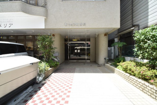 【エントランス】 | お客様を、そして住人を出迎えてくれるマンションのエントランス。ゴミが落ちていないことからも、管理状態の良さや住民の節度の高さが見て取れます。～即日のご見学可能～　お問合せはお気軽にどうぞ。