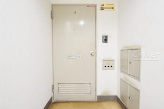【その他共用部分】 | 皆様をお迎えする、お部屋の玄関ドア。開けやすさや開放角度、ドアノブの操作しやすさや鍵の形状などを、現地で一度ご確認ください。～即日のご見学可能～　お問合せはお気軽にどうぞ。