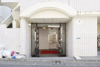 【エントランス】 | オートロックを備えた、マンションのエントランス。やはりセキュリティの観点は欠かすことができません。皆様を“安全”に送り出し、出迎えてくれます。～即日のご見学可能～　お問合せはお気軽にどうぞ。
