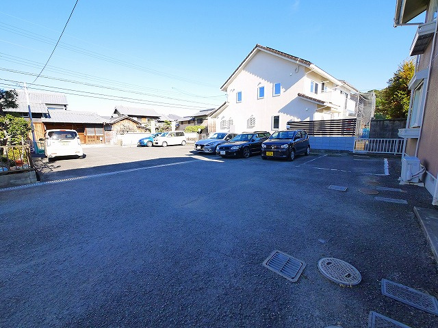 ホームライフ平松の駐車場|駐車場に車を止められます