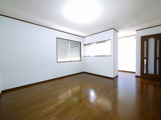 ホームライフ平松の居間・リビング|居間です