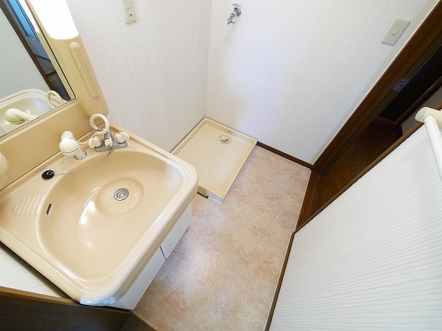 ホームライフ平松の洗面所|脱衣スペースもあります