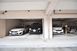 【駐車場】 | マンションの駐車場スペース。空きの有無や駐車料金、サイズ規定などについては、改めてお問い合わせください。～即日のご見学可能～　お問合せはお気軽にどうぞ。