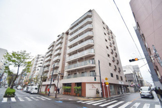 【外観】 | 手入れの行き届いた外壁やエントランスなど、「見ればわかる」レベルで清潔感を保ったマンションです。築年数を感じさせない姿で皆様をお出迎えします。～即日のご見学可能～　お問合せはお気軽にどうぞ。
