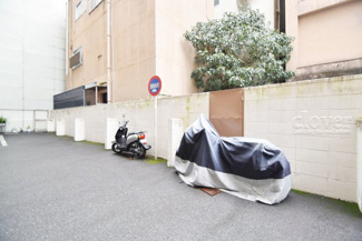 【駐車場】 | バイク置き場。空き区画の有無や駐輪料金、サイズおよび排気量規定などについては、改めてお問い合わせください。～即日のご見学可能～　お問合せはお気軽にどうぞ。