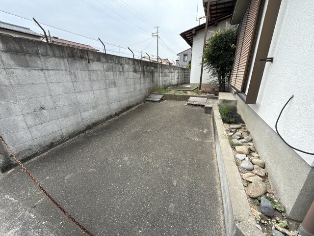 月丘町戸建の駐車場