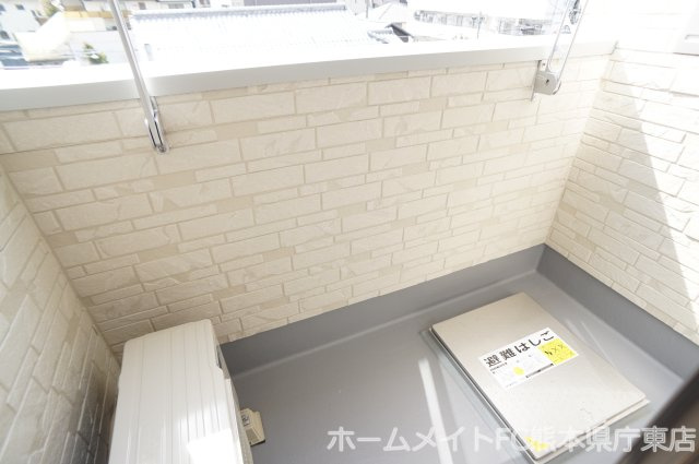熊本市中央区黒髪１丁目のアパートのバルコニー