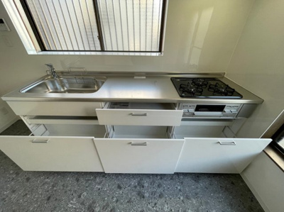 【キッチン】 | 城東区鴫野西２丁目中古戸建 | 背の高いボトルなども収納しやすい引き出し収納です。