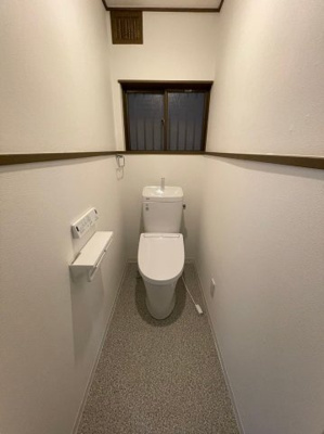 【トイレ】 | 城東区鴫野西２丁目中古戸建 | シンプルなトイレです。温水洗浄便座付きでいつでも快適に使えます。