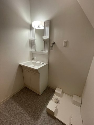 【洗面所】 | 城東区鴫野西２丁目中古戸建 | 日々の身支度に欠かせない独立洗面台！