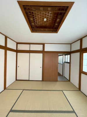 【和室】 | 城東区鴫野西２丁目中古戸建 | 天井部分の意匠もお部屋の雰囲気によく合い、おしゃれな和室です。