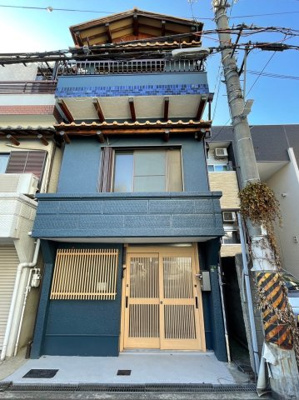 【外観】 | 城東区鴫野西２丁目中古戸建 | アクセス至便な「京橋」駅、文化遺産やピクニックも楽しめる「大阪城公園」駅が徒歩圏内！元の造形を活かしながら、現代風にアレンジされた外観がステキな物件です。周辺はスーパーが複数あり生活しやすい環境です。