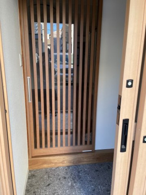 【玄関】 | 城東区鴫野西２丁目中古戸建 | 外からお部屋が見えにくい、プライバシーに配慮された玄関です。