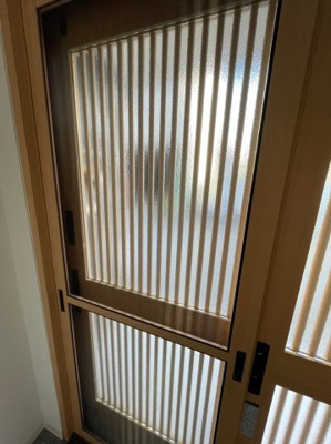 【玄関】 | 城東区鴫野西２丁目中古戸建 | 外の光が差し込みお部屋の中も明るく感じられます♪