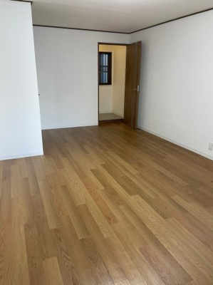 【洋室】 | 城東区鴫野西２丁目中古戸建 | 奥の扉から2階へと上がることができます。