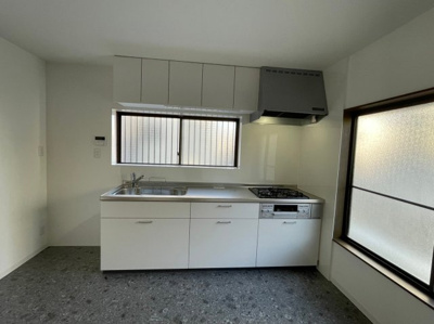【キッチン】 | 城東区鴫野西２丁目中古戸建 | 使い勝手の良いシステムキッチン。清潔感のあるホワイトです。