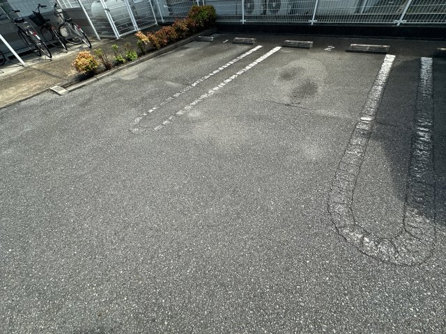 ロータスコートの駐車場