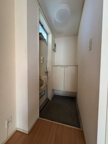 市川メゾンポワールの玄関