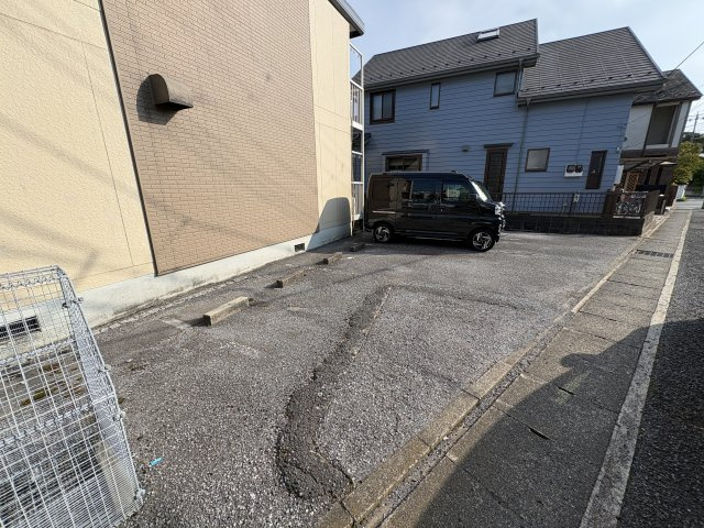 市川メゾンポワールの駐車場