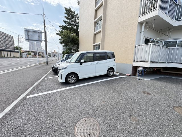 市川すがの住宅の駐車場