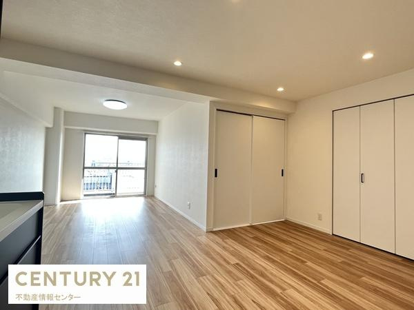 【居間・リビング】 | パークハイツ千島 | 南向きで陽当りの良いリビングダイニングキッチンです！フローリング張替済み！