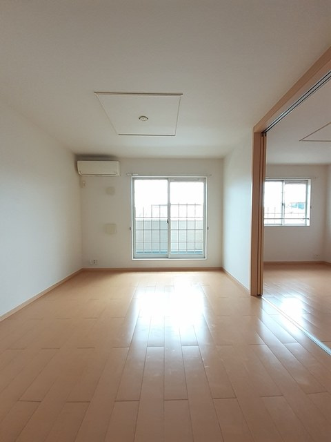 サニーガーデンの居間・リビング