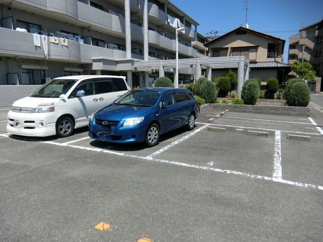 リファインドカースルの駐車場