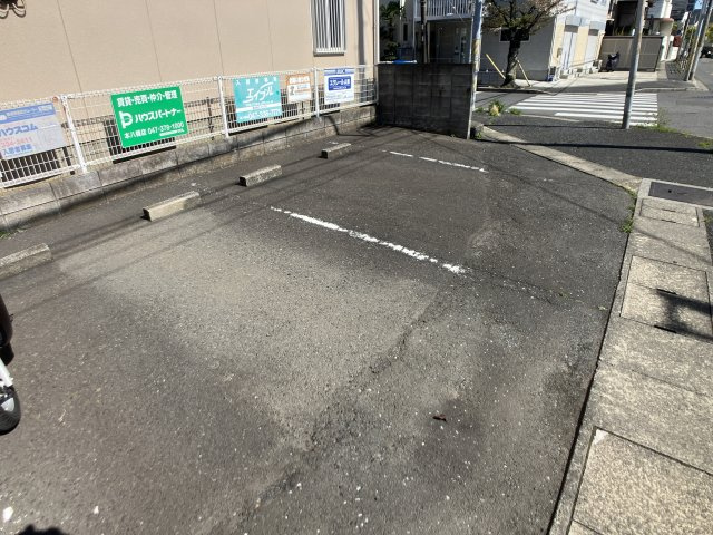 エクレールＡ棟の駐車場