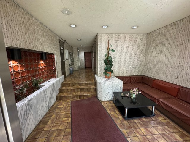 プチモンド新宿のエントランス