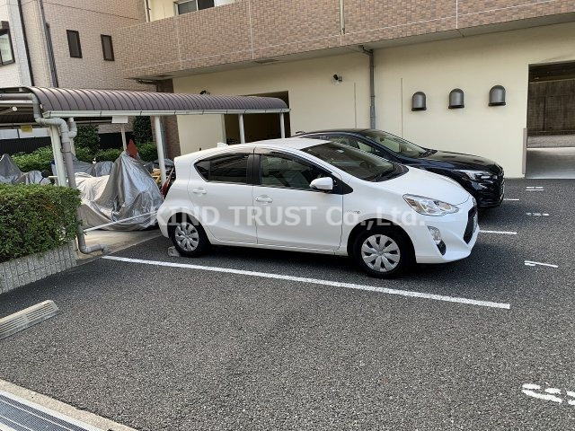 ONE ROOF FLAT TENJIMBASHIの駐車場|駐車場があるので、車を買う予定の方も安心です