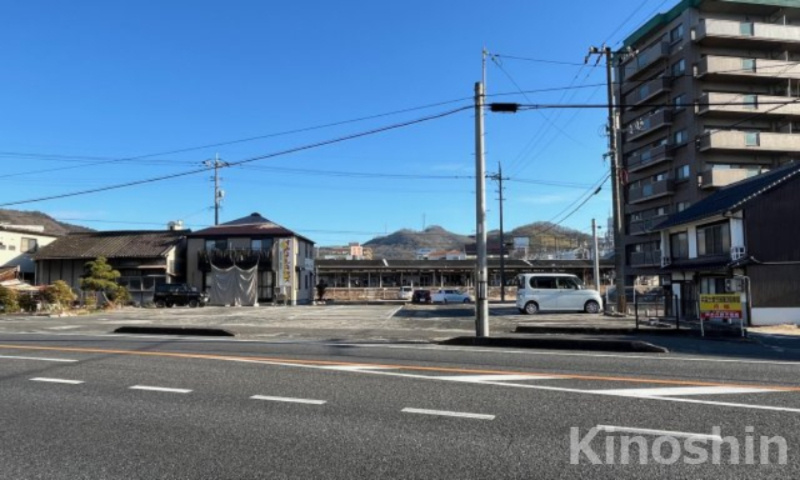 共栄土地笠岡第３駐車場の外観|笠岡駅南側、国道2号線沿いにある駐車場です。