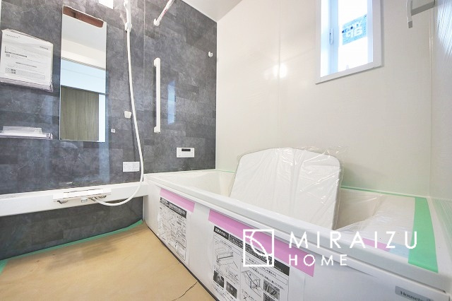 【浴室】 | お子さんとわいわいと楽しいバスタイムもよし、一人でゆったりと入るのもよし、浴室換気乾燥機付きのユニットバス。お洗濯物を干せるだけでなく、カビ防止にもなります。