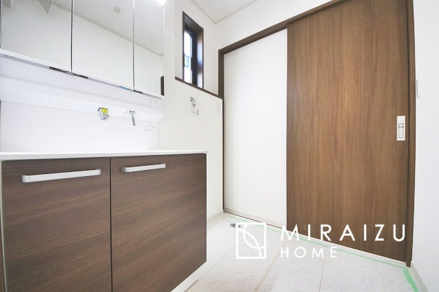 【洗面所】 | 洗濯機置き場、脱衣スペースもしっかりと確保されている洗面室。
水回りが集結した間取りなので、お料理やお洗濯物、お掃除の同時進行も可能です。