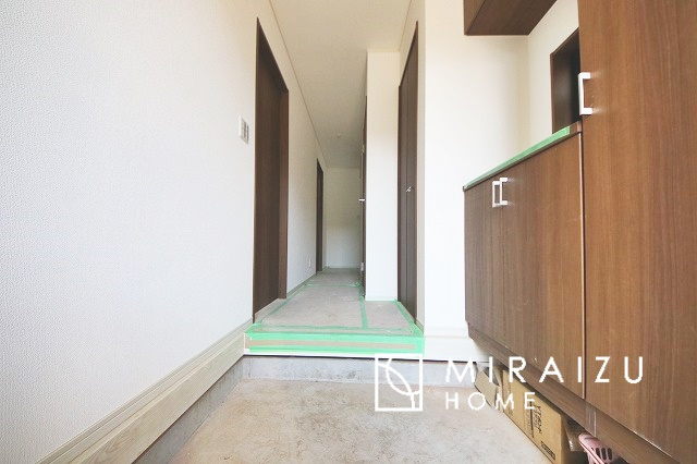 【玄関】 | 永く住むからこそシンプルで飽きのこないデザインに。ただいま、おかえりの温かな声が聞こえる玄関。