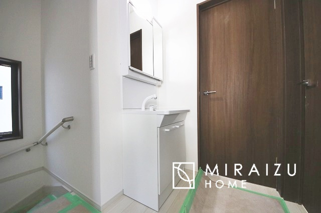 【内装】 | 安全性に配慮した手すり、清潔感や明るい陽光を取り入れてくれる窓がある階段。LED照明付きでお財布にもやさしいつくり。