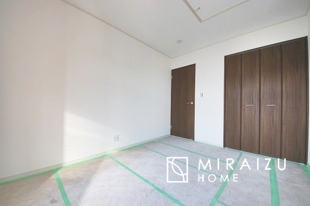 【洋室】 | 日当たりの良いお家は嬉しいですよね。それぞれ価値観が分かれる箇所です、実際に内覧して日当たりの心地よさをご体感下さいね♪