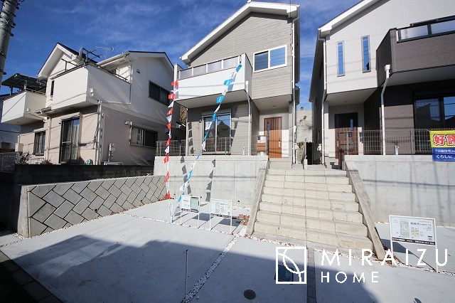 【外観】 | 青く澄み渡った綺麗な空と、陽の光をたっぷりと受ける、そんな住宅で新生活をスタートしてみませんか？見学・ご相談等、ミライズホーム(株)までお気軽にご連絡下さい。