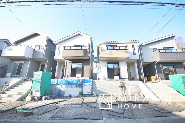 【前面道路含む現地写真】 | プライバシー性と開放感を高める住環境。陽当たりの良い開かれたロケーションを活かし、心地よい暮らしをプランニング