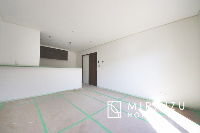 【居間・リビング】 | お子さんが宿題をしたり、ちょっとした作業もできる、家族みんながそれぞれの時間を過ごせるリビングです。