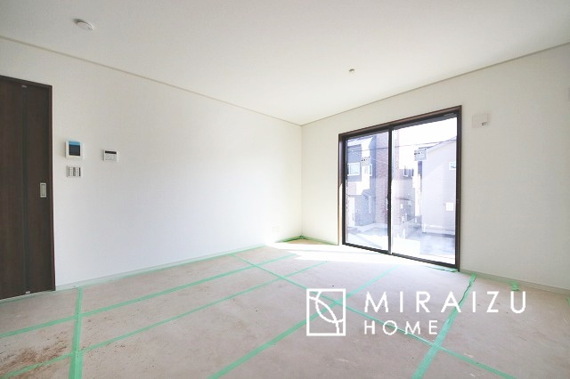 【居間・リビング】 | 食事を取るスペースもリラックスしてくつろげるスペースもお子さんが勉強するスペースも兼ね備えたリビングダイニング。