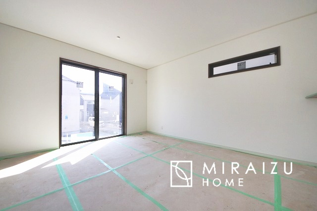 【居間・リビング】 | 窓が多いと温かな太陽の光と心地いい風が室内へと入ります。家族が集まるリビングは明るく過ごしやすいつくりです。窓が多いお家は住みやすい証です。