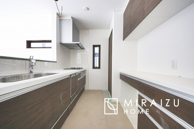 【キッチン】 | 収納に様々な工夫がされていて出しやすく片付けやすい、散らかりにくいキッチンになっています！人工大理石の天板や深型シンクなど、デザイン性と機能性を兼ね備えているので見せたいキッチンになっています。