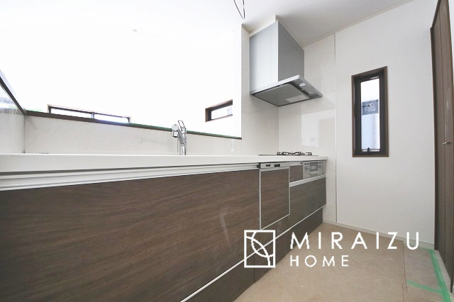 【キッチン】 | 広々としたキッチンは大きな深型シンク、3口コンロ、換気扇、大きなお鍋から小物まで取り出しやすさを考えられた引き出し収納の付いたシステムキッチンです。