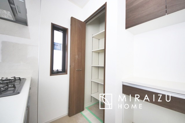 【その他】 | 収納力と機能性を備えたシステムキッチン。圧力鍋や大きなフライパンなどの調理器具から調味料など幅広く収納し、お料理のしやすいつくりになっています。