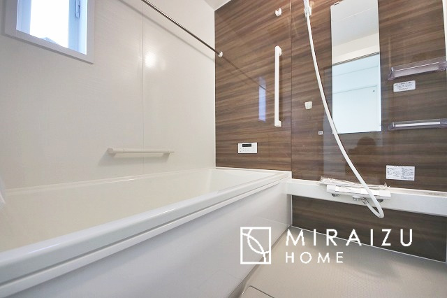 【浴室】 | お子さんとわいわいと楽しいバスタイムもよし、一人でゆったりと入るのもよし、浴室換気乾燥機付きのユニットバス。お洗濯物を干せるだけでなく、カビ防止にもなります。