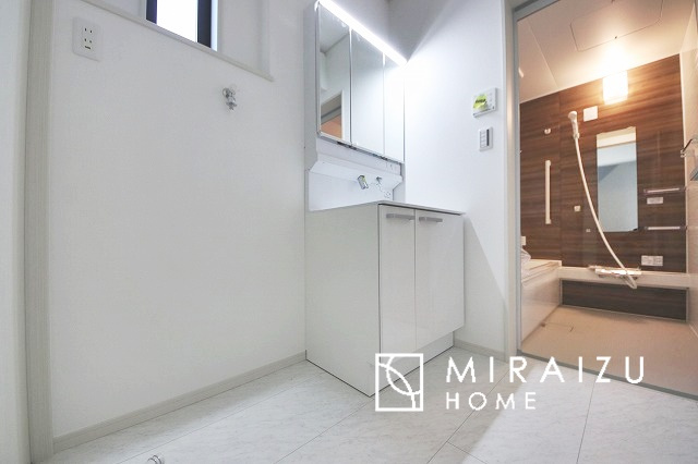 【洗面所】 | 洗濯機置き場、脱衣スペースもしっかりと確保されている洗面室。
水回りが集結した間取りなので、お料理やお洗濯物、お掃除の同時進行も可能です。