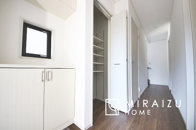 【玄関】 | 永く住むからこそシンプルで飽きのこないデザインに。ただいま、おかえりの温かな声が聞こえる玄関。